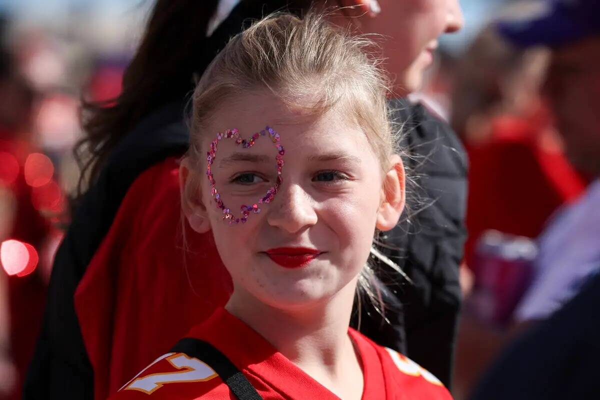 Una fan de los Kansas City Chiefs lleva una camiseta de Travis Kelce antes del partido de fútb ...