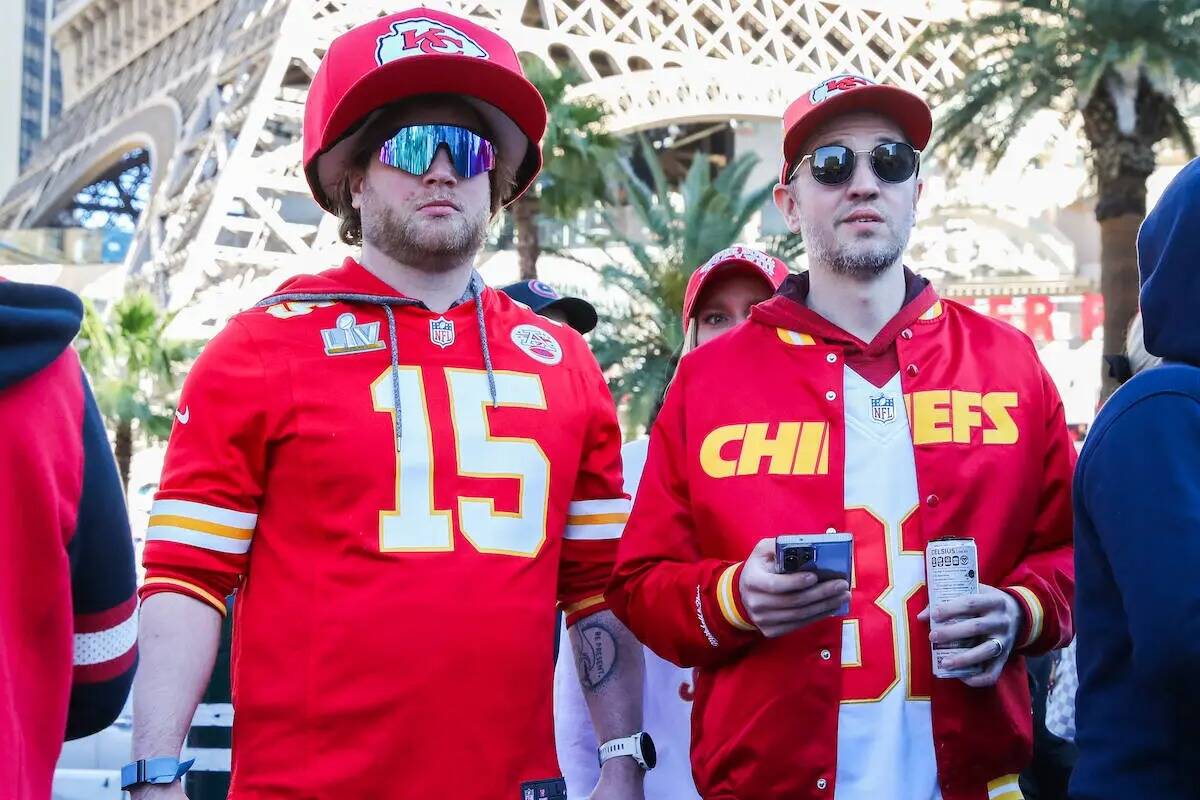 Fanáticos de los Kansas City Chiefs caminan por el Strip antes del Super Bowl LVIII, el doming ...