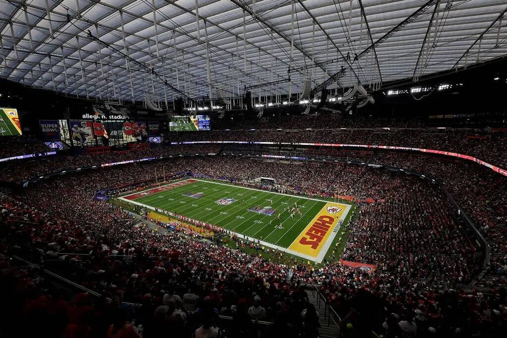 El juego durante la primera mitad del partido de fútbol americano del NFL Super Bowl 58, el do ...
