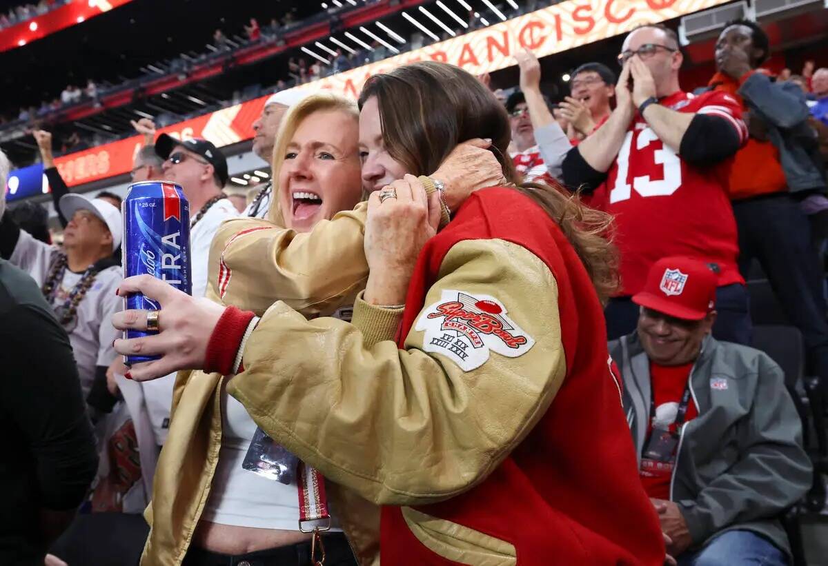 Fanáticos de los 49ers de San Francisco se abrazan durante el primer tiempo del Super Bowl 58 ...