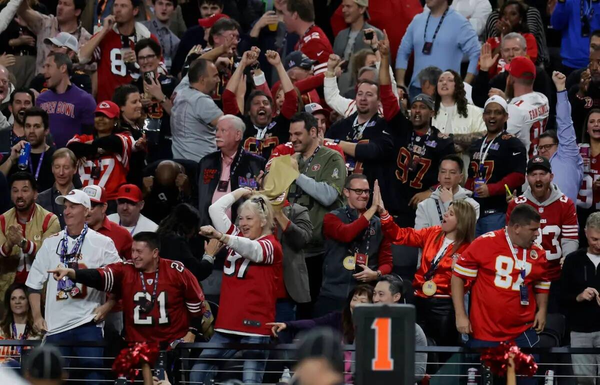 Los fans animan durante la primera mitad del Super Bowl 58 en el Allegiant Stadium, el domingo ...