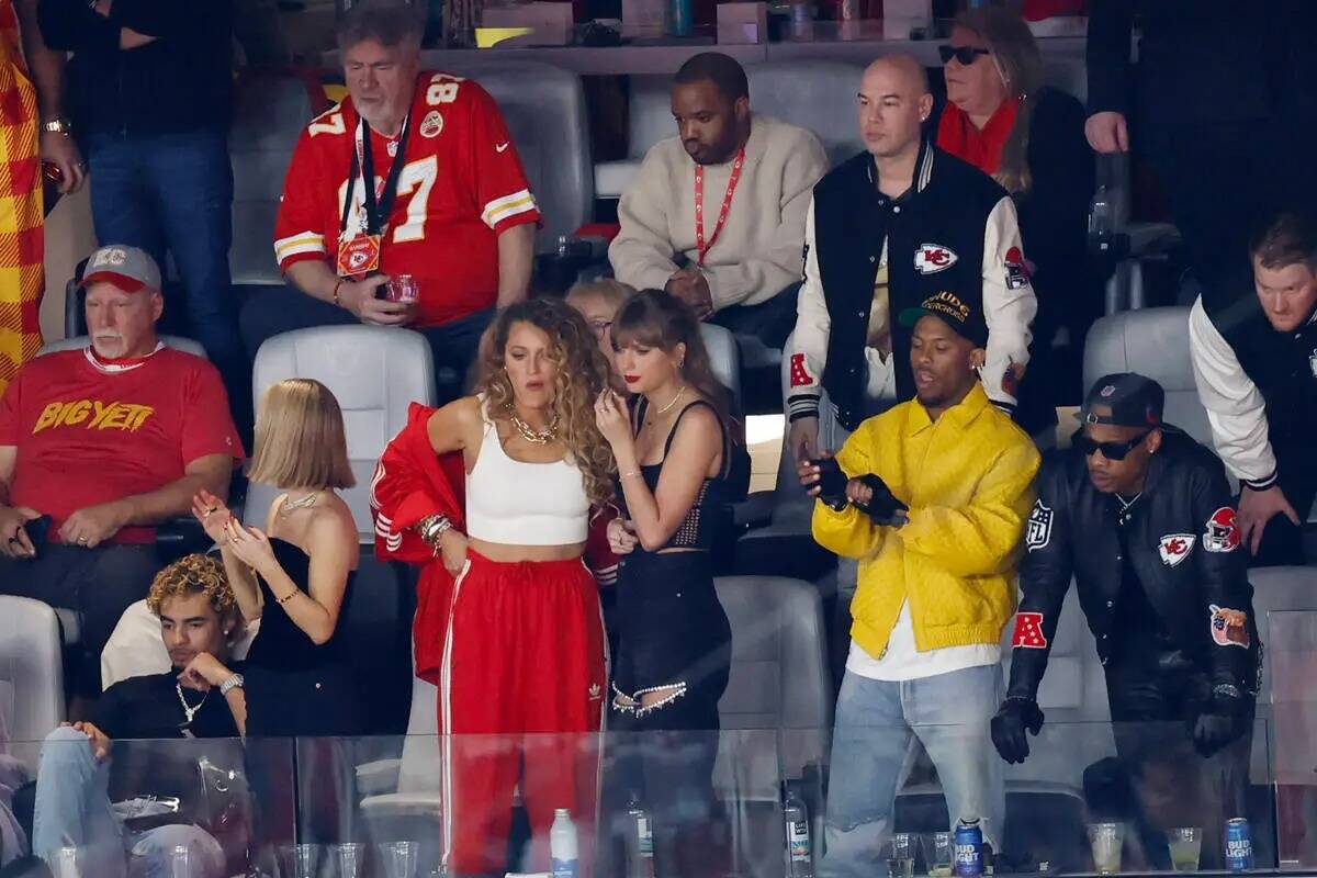 Taylor Swift vista junto a Blake Lively durante Super Bowl 58 entre los Kansas City Chiefs y lo ...