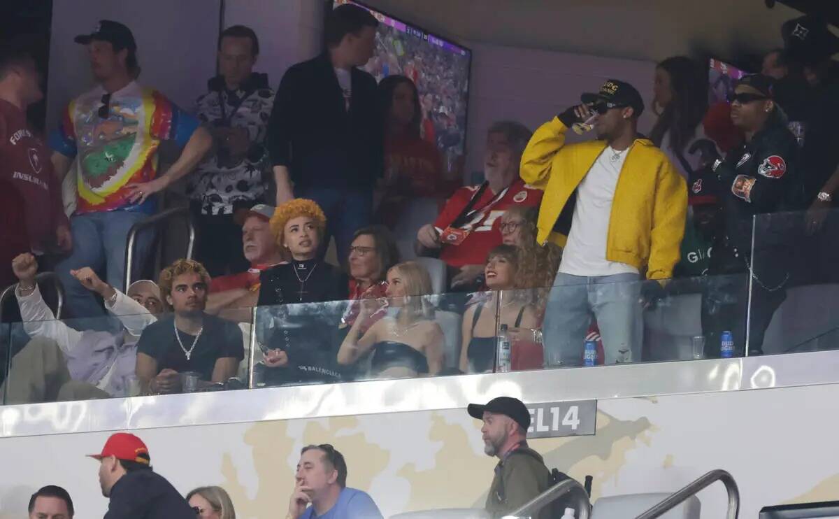 Taylor Swift (al centro a la derecha) observando durante la primera mitad del Super Bowl 58 ent ...
