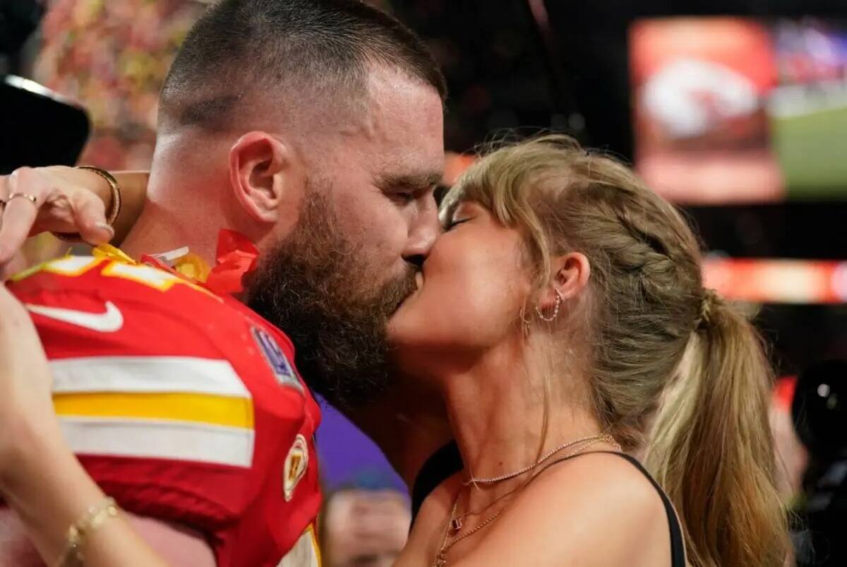 Taylor Swift besando al tight end de los Kansas City Chiefs Travis Kelce luego del partido de f ...