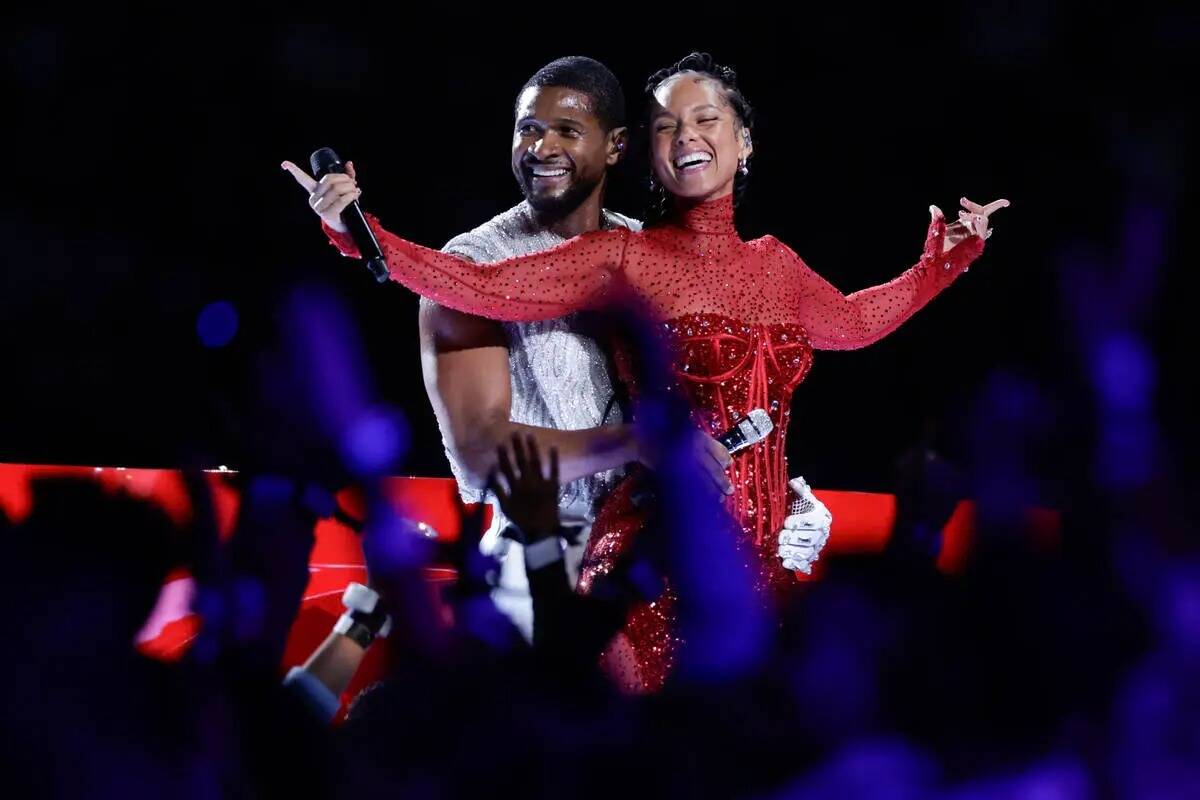 Usher y Alicia Keys se presentan en el medio tiempo del Super Bowl, 58 el domingo 11 de febrero ...