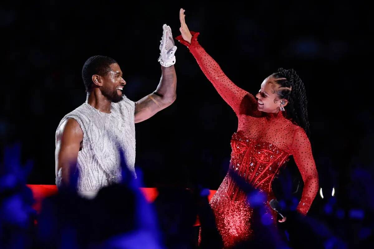 Usher y Alicia Keys se presentan en el medio tiempo del Super Bowl 58, el domingo 11 de febrero ...