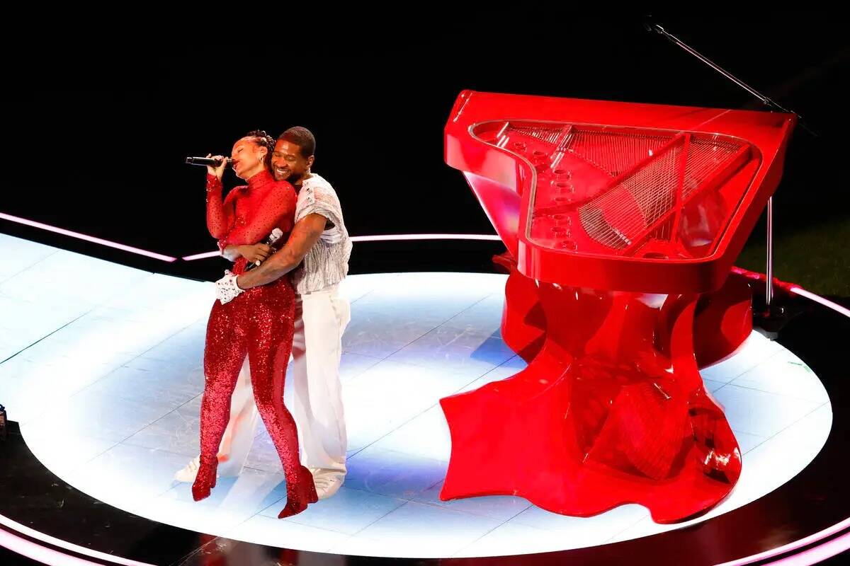 Usher y Alicia Keys se presentan en el medio tiempo del Super Bowl 58, el domingo 11 de febrero ...