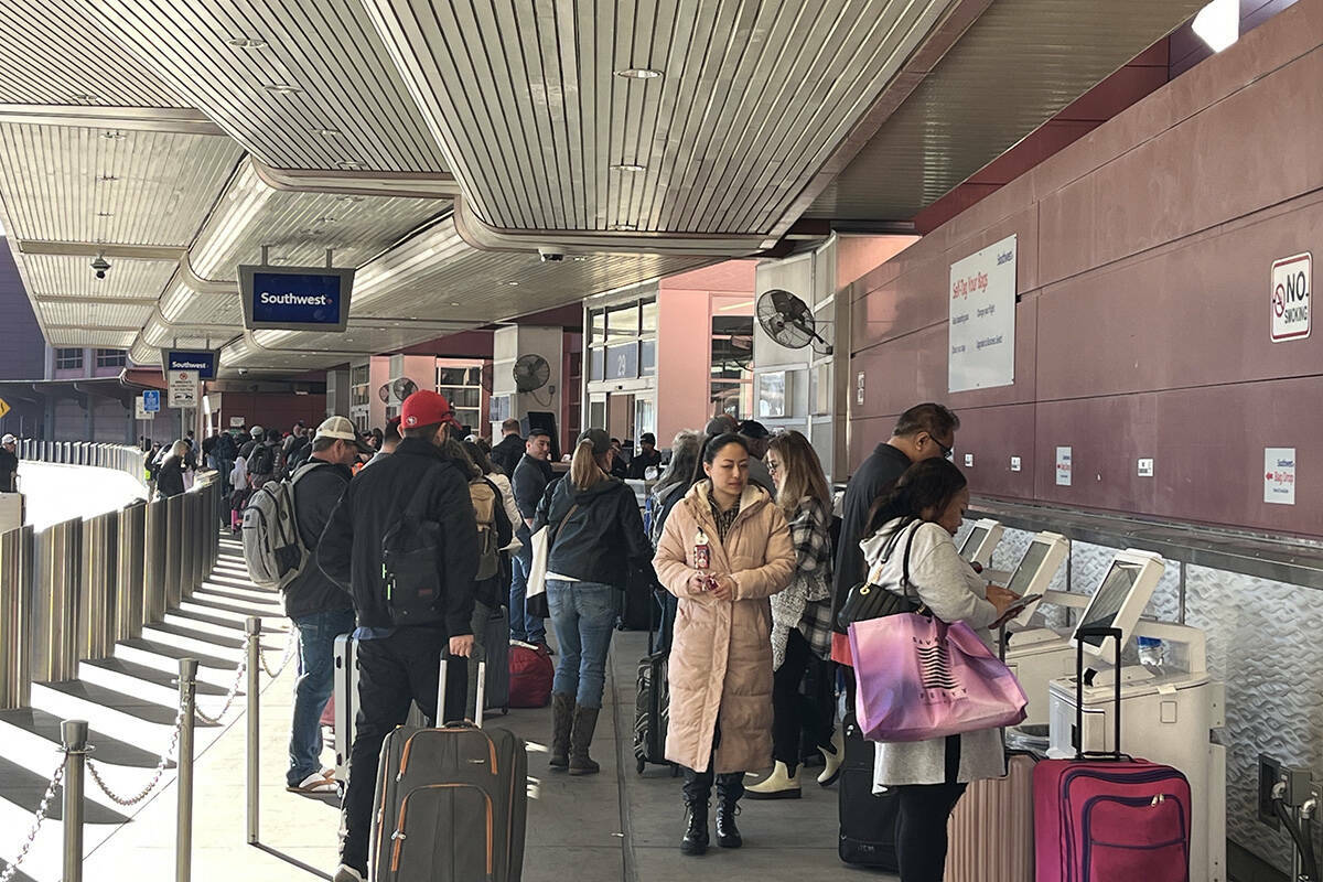 Viajeros caminan por el Aeropuerto Internacional Harry Reid el lunes 12 de febrero de 2024, en ...