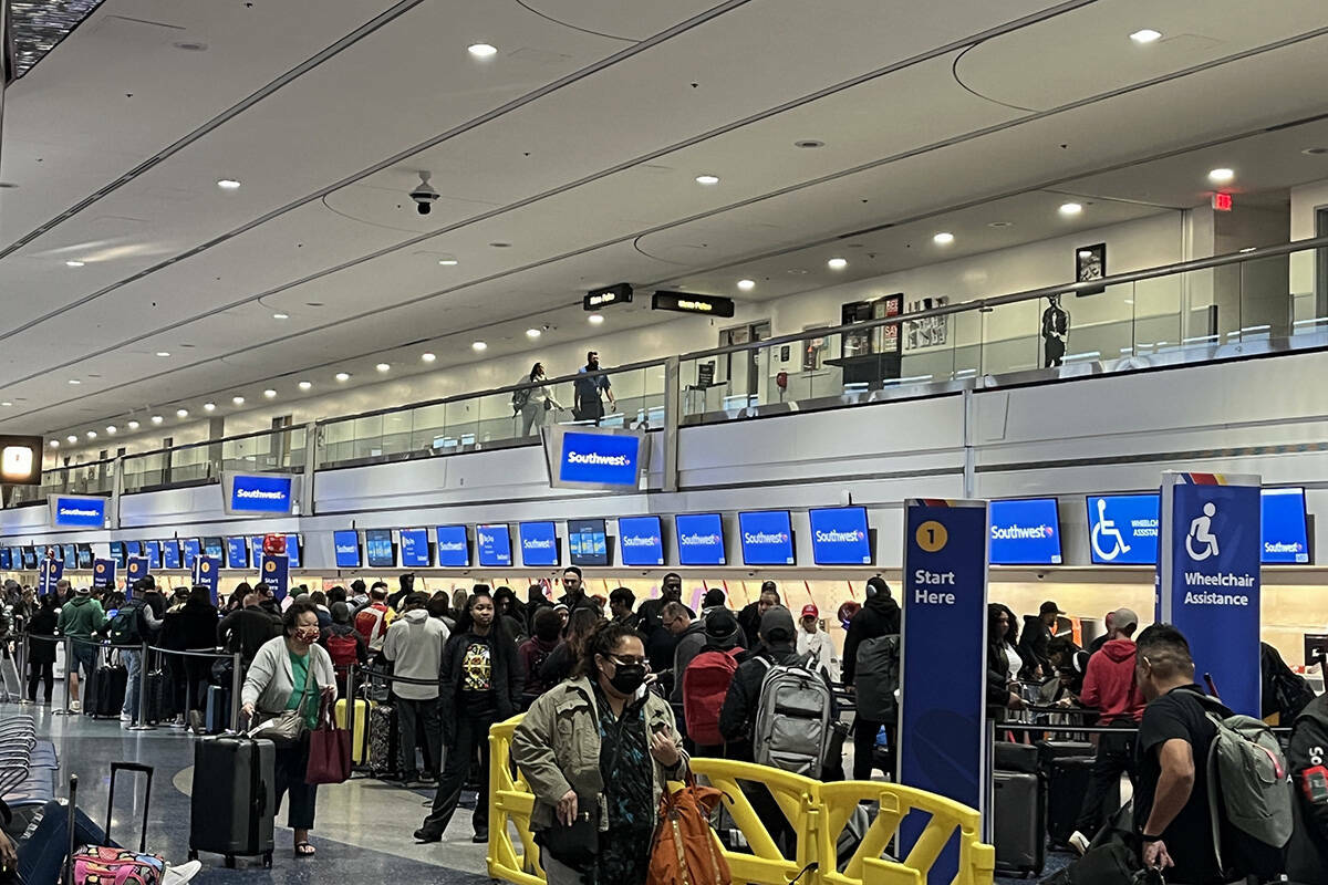 Viajeros caminan por el Aeropuerto Internacional Harry Reid el lunes 12 de febrero de 2024, en ...