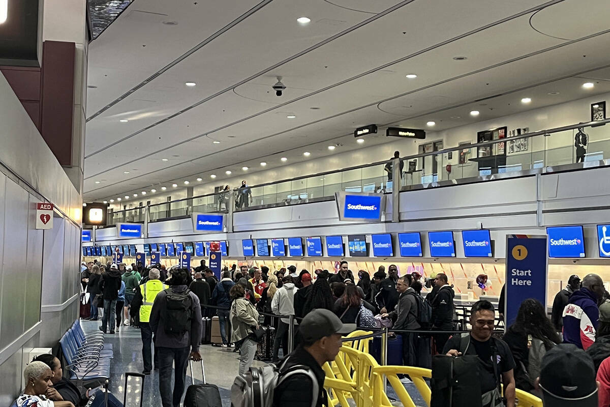 Viajeros caminan por el Aeropuerto Internacional Harry Reid el lunes 12 de febrero de 2024, en ...