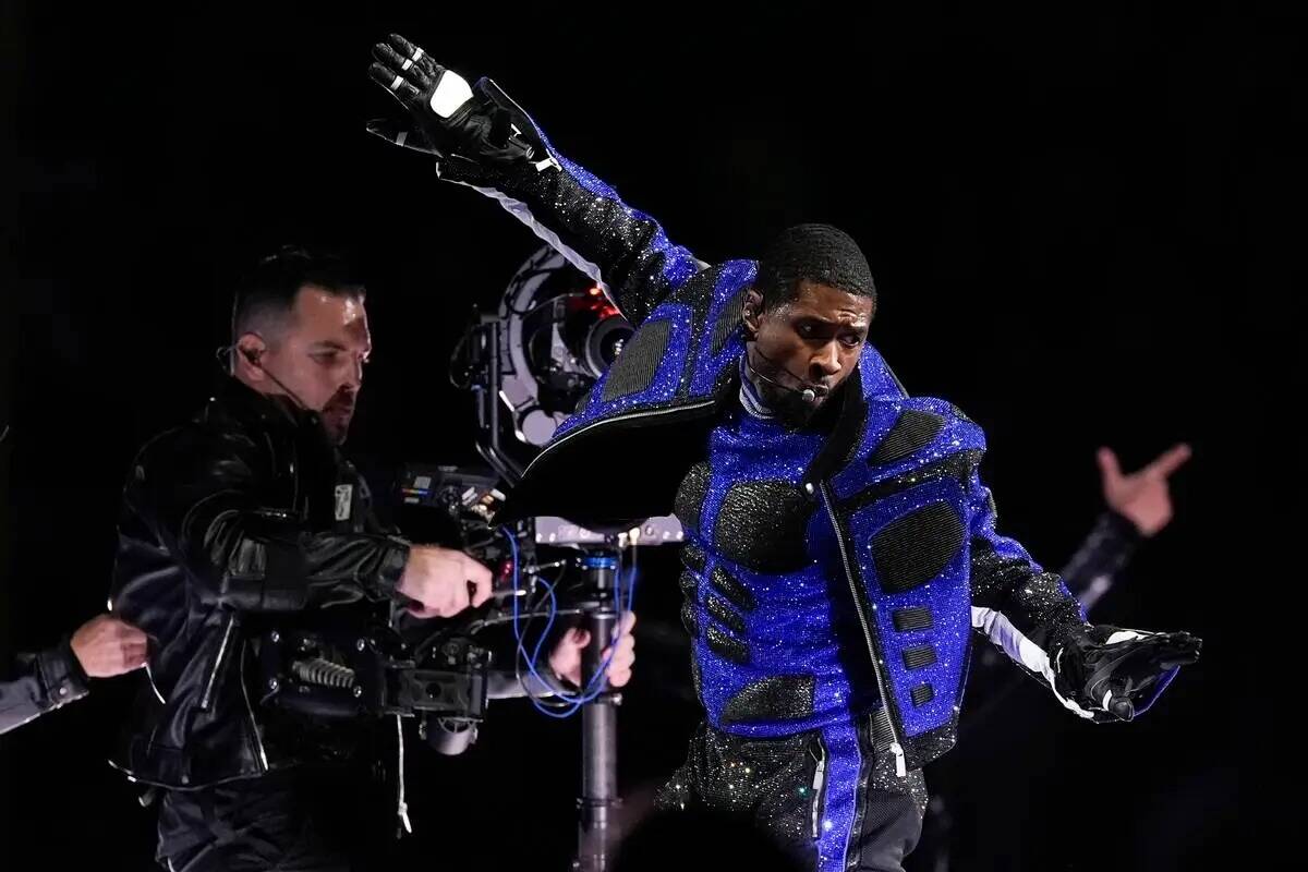 Usher se presenta durante el medio tiempo del partido de fútbol americano del Super Bowl 58 en ...