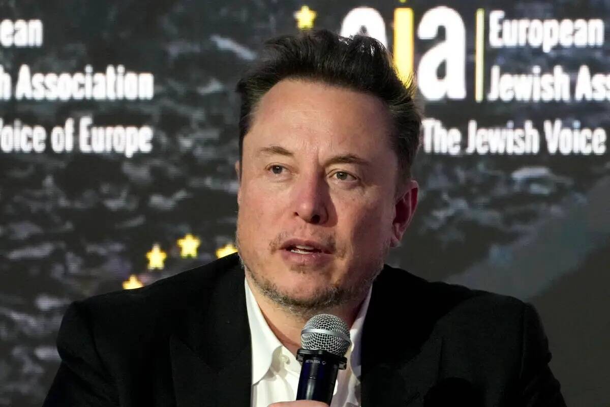 Elon Musk se dirige a la conferencia de la Asociación Judía Europea en Cracovia, Polonia, el ...