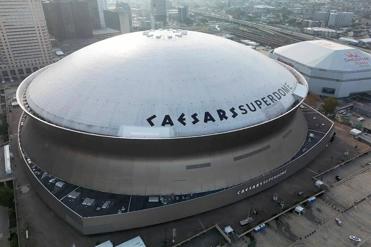 Vista general aérea exterior del Caesars Superdome con el horizonte de Nueva Orleans al fondo ...