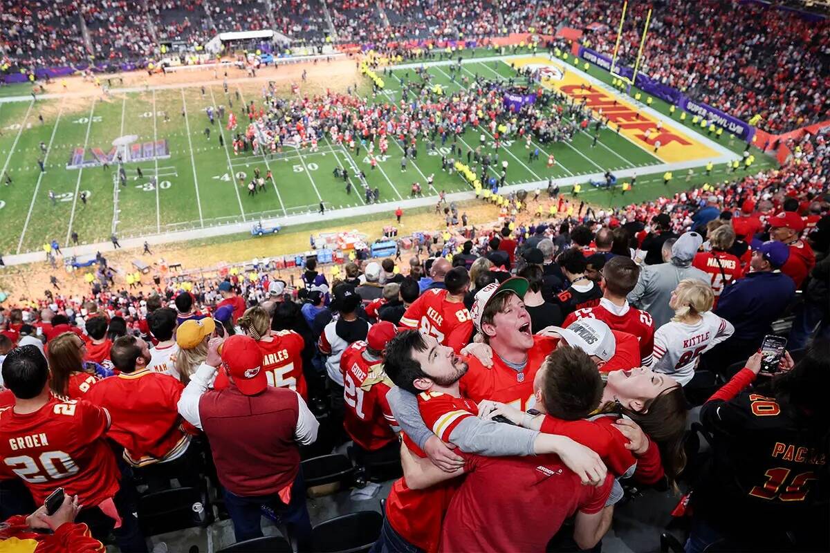 Un grupo de fans de los Kansas City Chiefs se abraza después de que su equipo ganara su segund ...