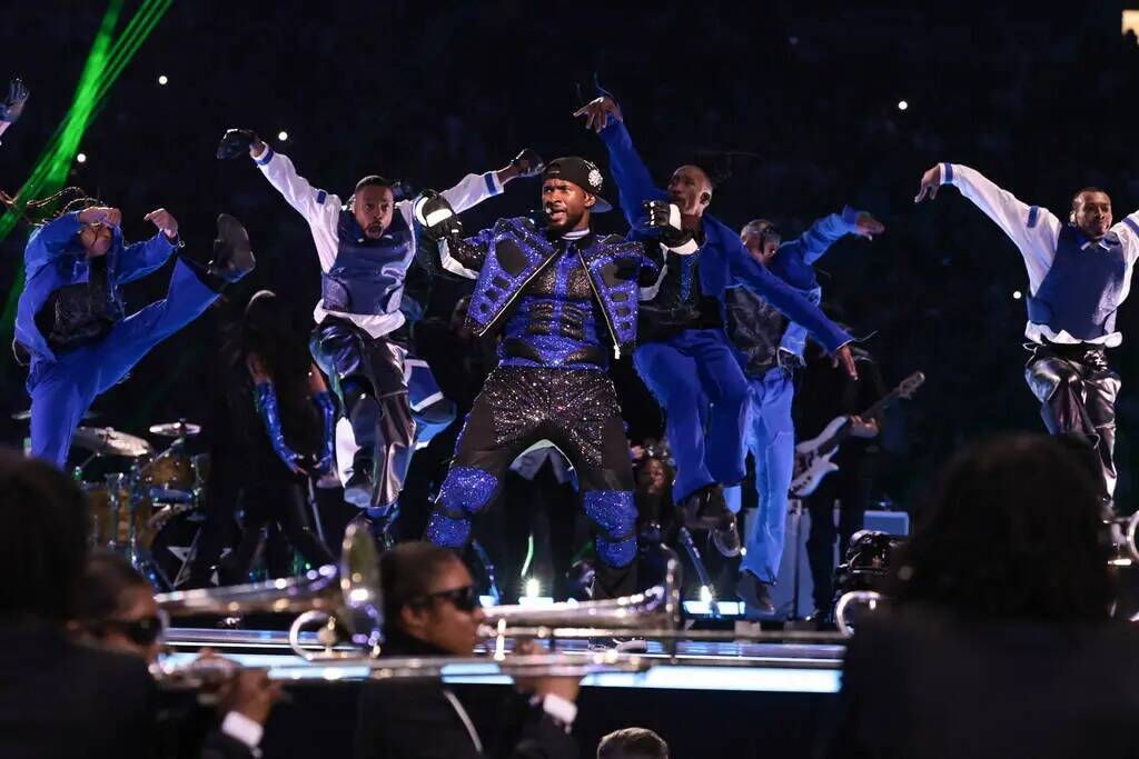 Usher se presenta durante el espectáculo de medio tiempo del Super Bowl 58 en el Allegiant Sta ...