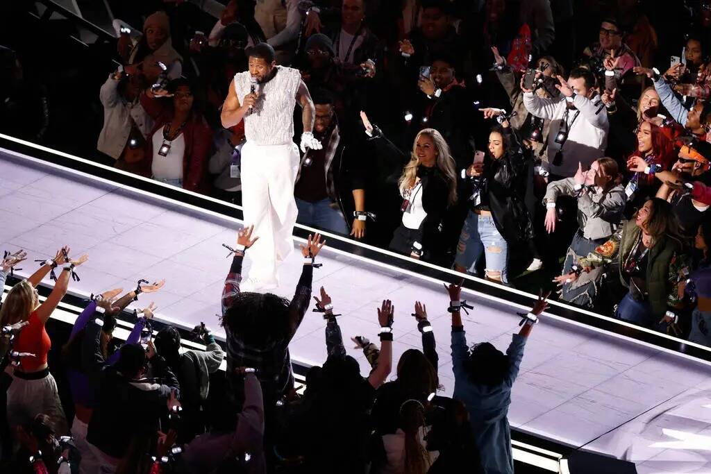 Usher se presenta en el medio tiempo del Super Bowl LVIII en el Allegiant Stadium de Las Vegas, ...
