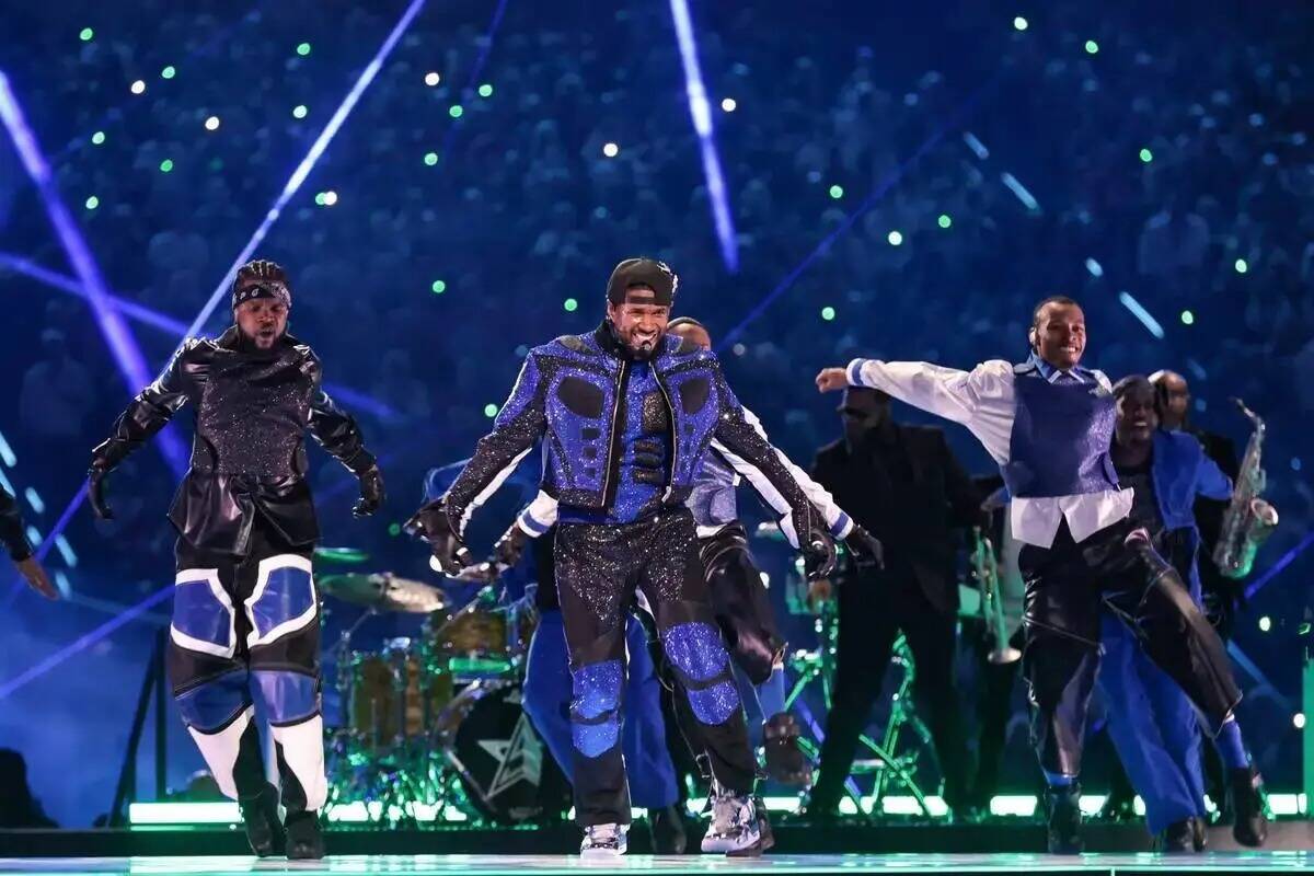 Usher se presenta en el medio tiempo del Super Bowl LVIII en el Allegiant Stadium de Las Vegas, ...