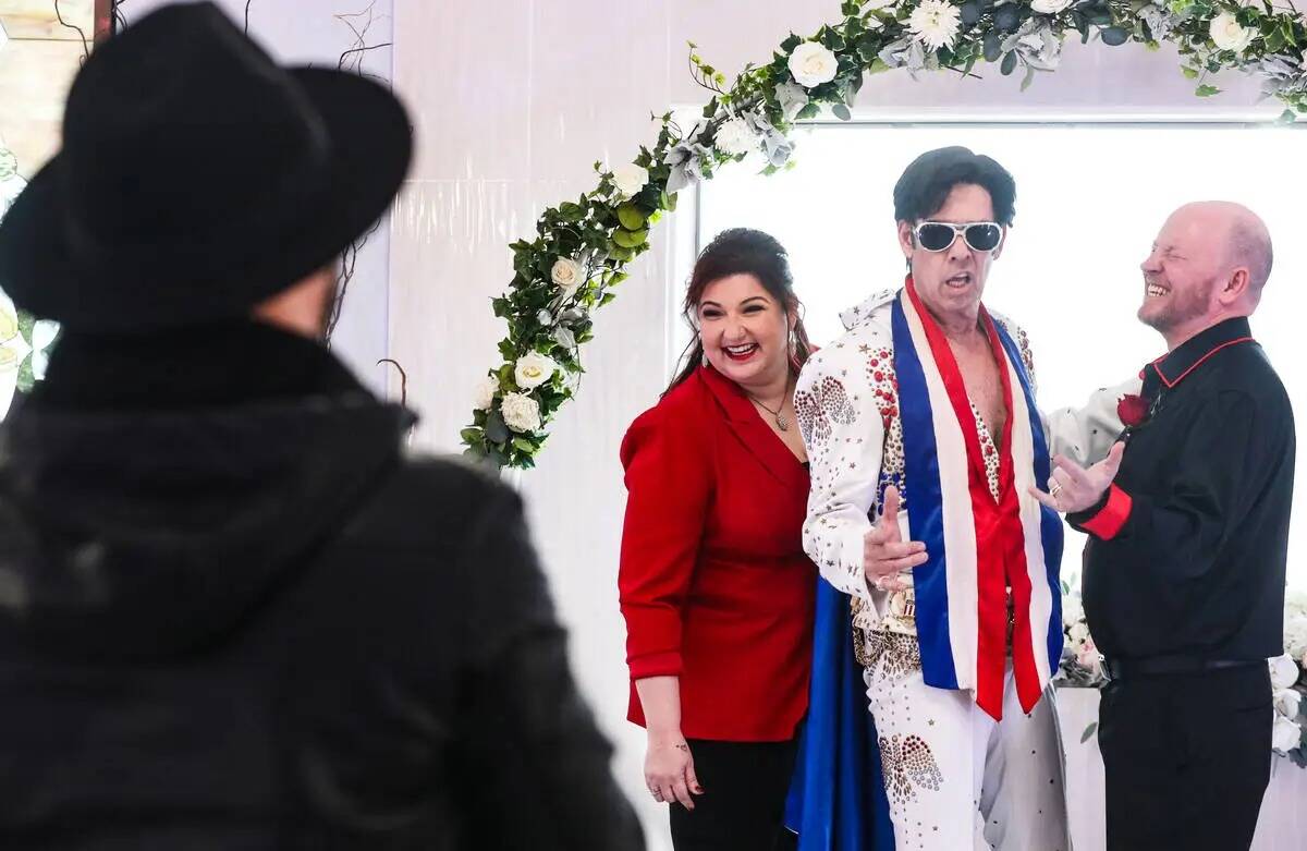 La recién casada Amanda McIntire, a la izquierda, posa para una foto con el imitador de Elvis ...