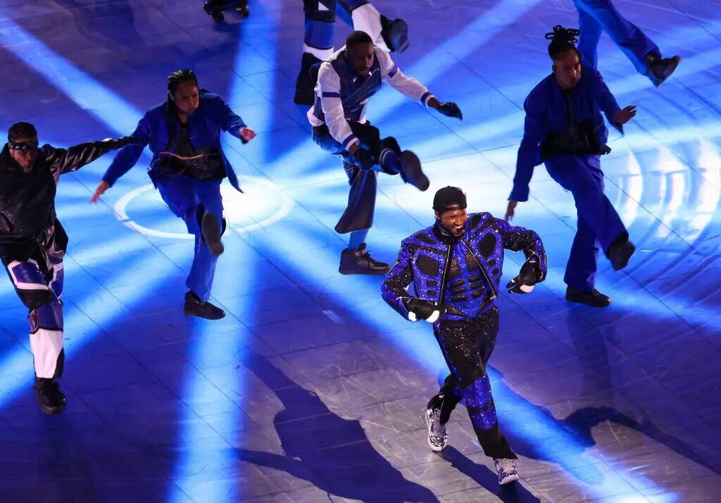 Usher se presenta durante el espectáculo de medio tiempo del Super Bowl 58 en el Allegiant Sta ...