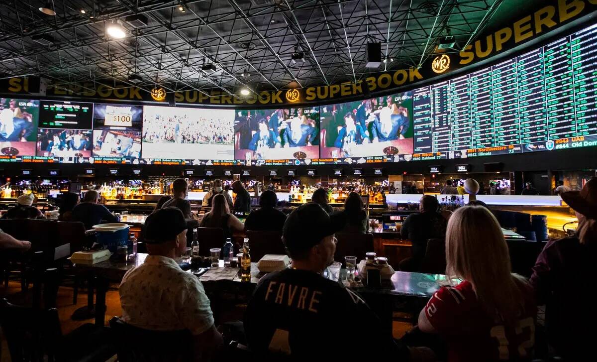 Los asistentes esperan a que comience el Super Bowl en una fiesta en el Westgate SuperBook, el ...