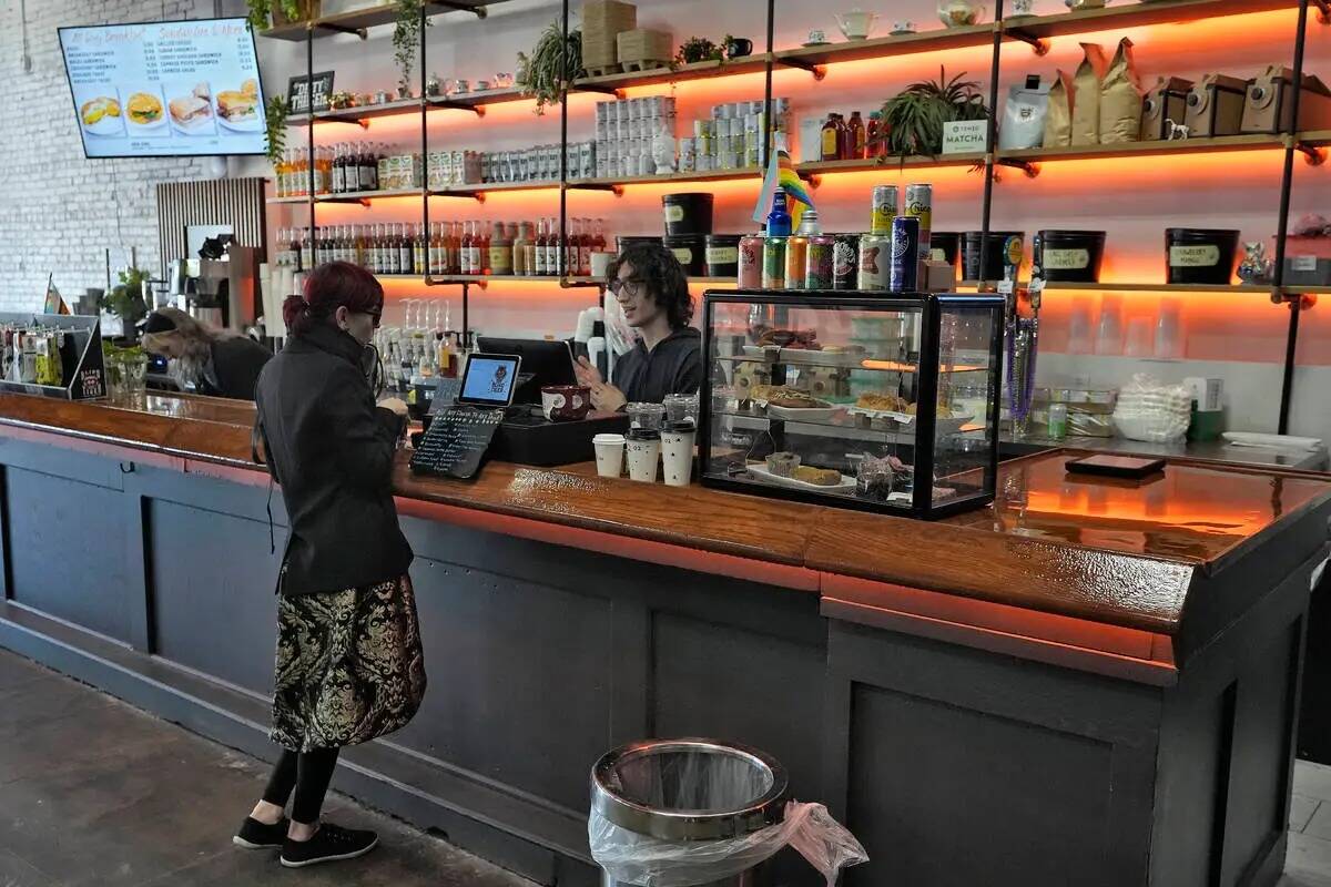 ARCHIVO - Un cliente compra una taza de café en el Blind Tiger Café, el 10 de enero de 2024, ...