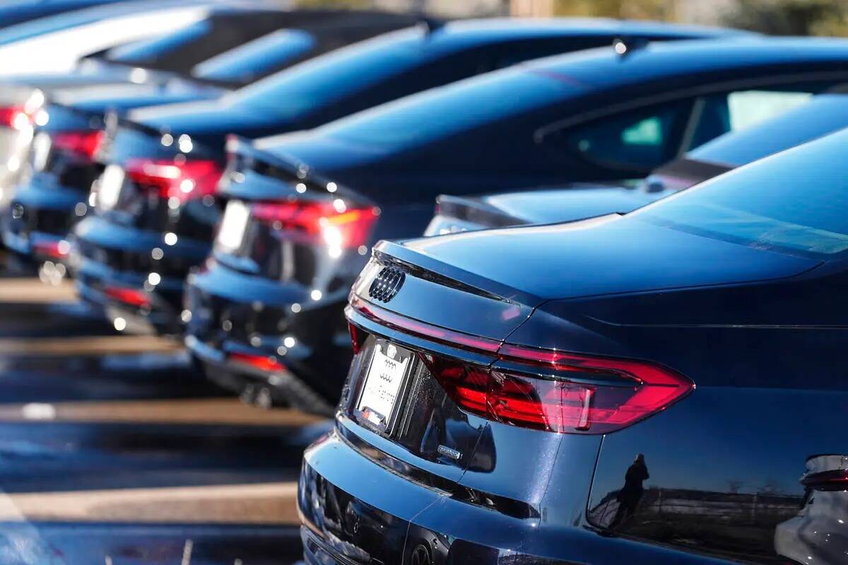 ARCHIVO - Sedanes 2023 sin vender se ubican en una larga fila en un concesionario de Audi el do ...