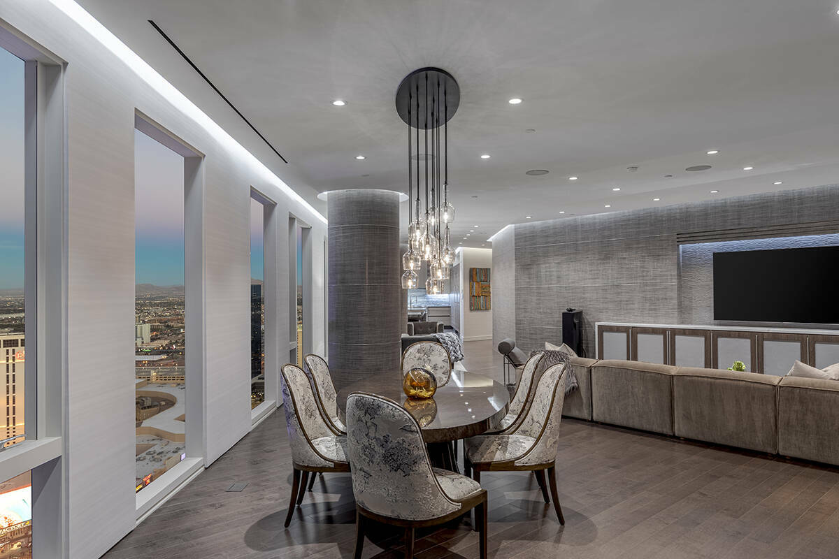 El comedor del penthouse de 9.5 millones de dólares en el Waldorf Astoria. (BHHS)