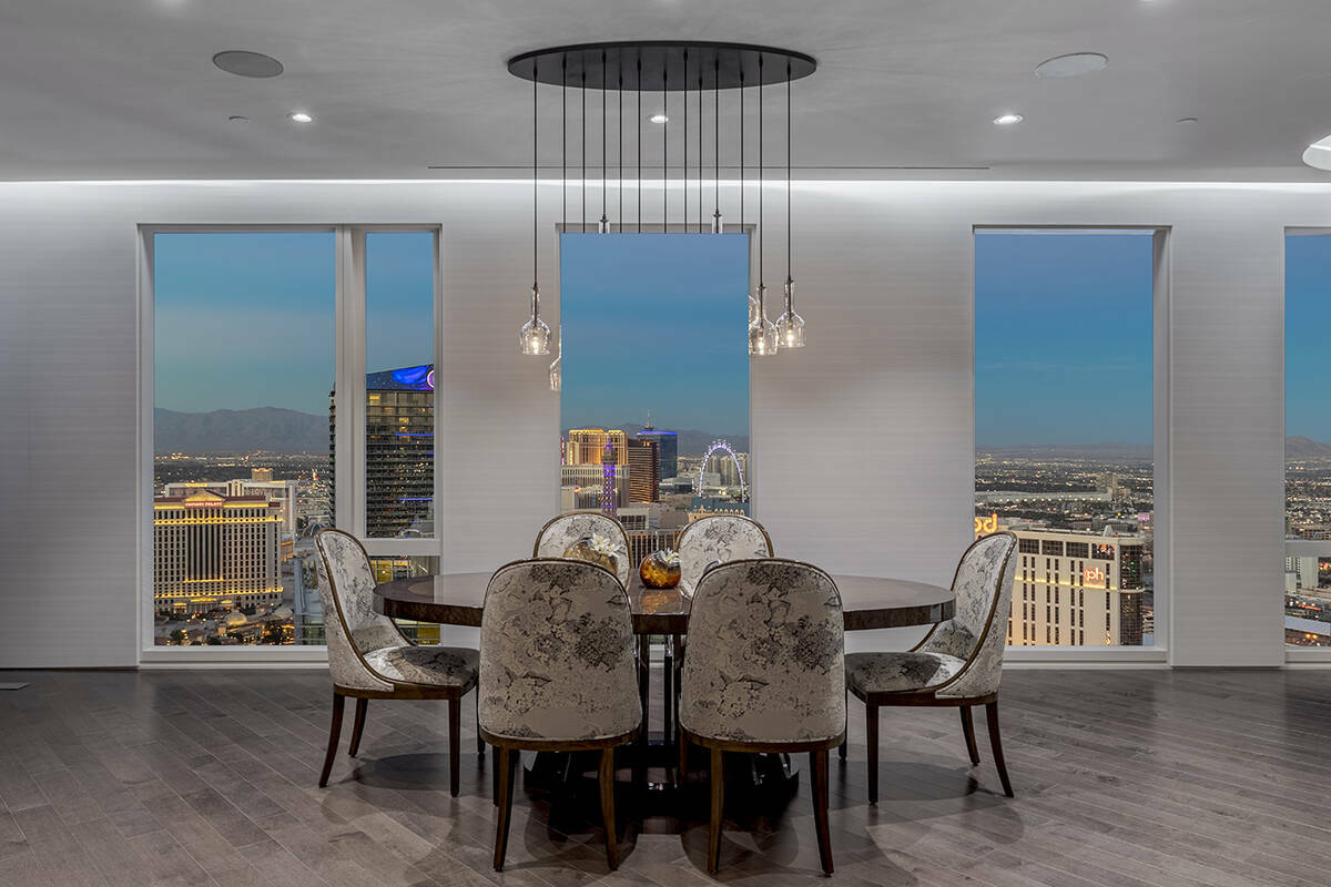 El comedor del penthouse de 9.5 millones de dólares en el Waldorf Astoria tiene vistas al Stri ...