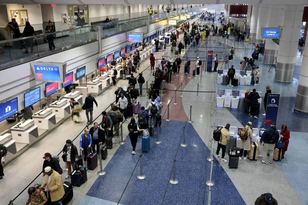 Viajeros registran sus maletas en el Aeropuerto Internacional Harry Reid, el lunes 12 de febrer ...