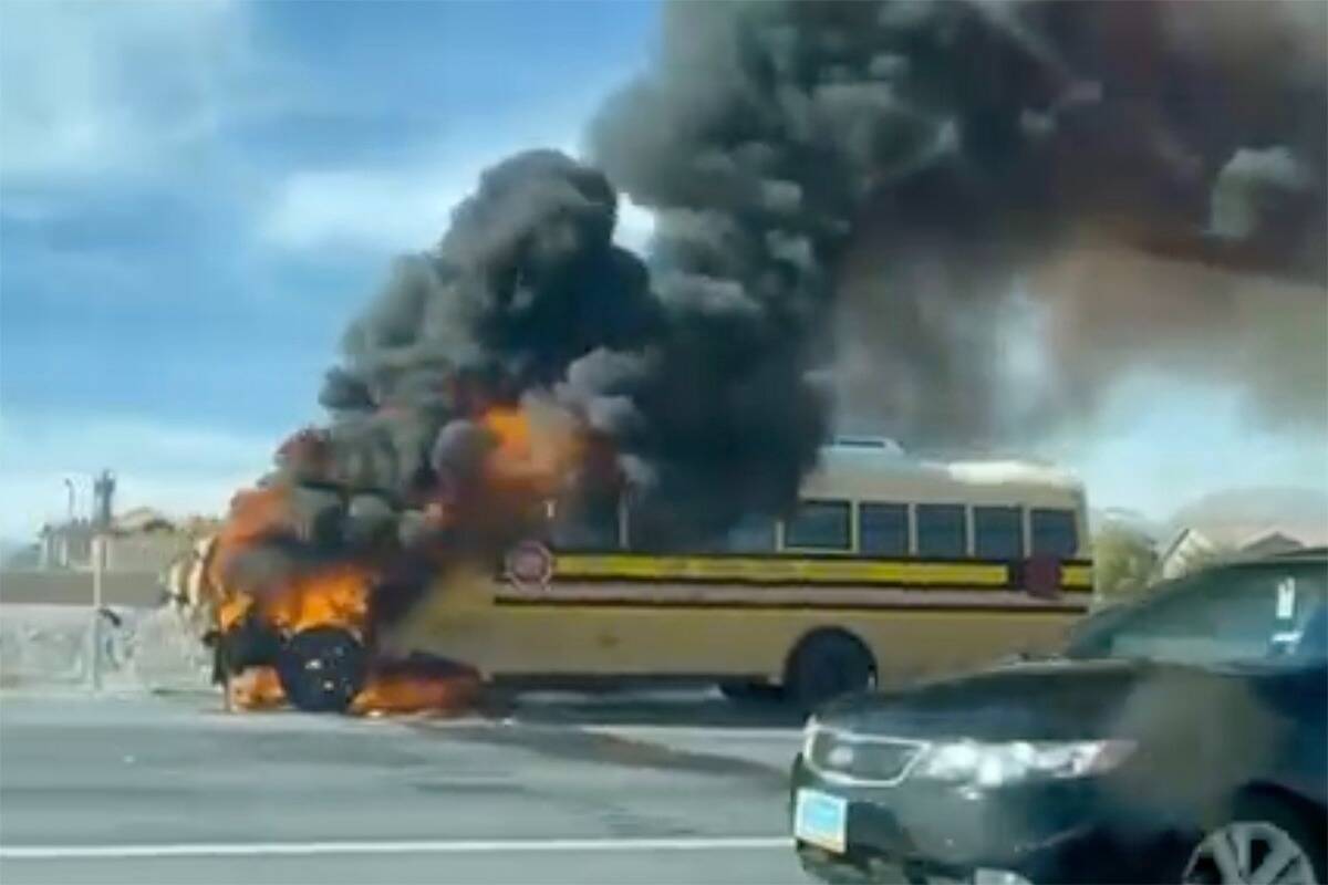 Autobús del CCSD se incendia cerca de Red Rock Casino el 13 de febrero del 2024 (Cortesía Car ...