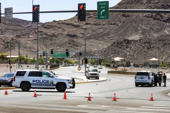 La policía bloquea la entrada a la U.S. 95 en Horizon Drive, donde tuvo lugar un tiroteo en He ...