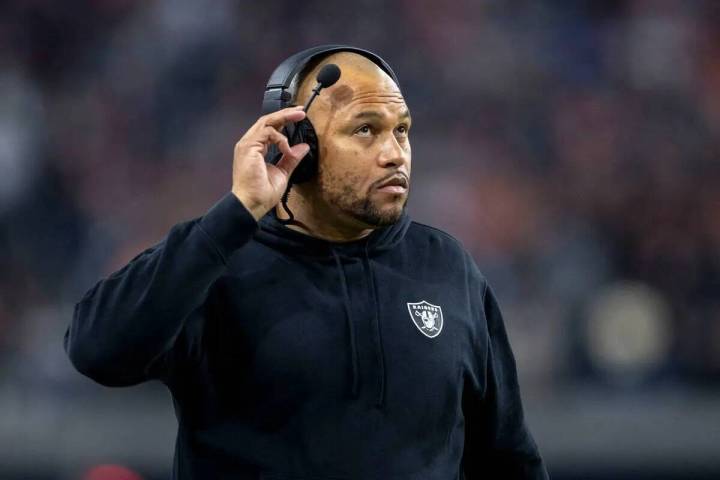 El entrenador interino de los Raiders, Antonio Pierce, ajusta sus auriculares durante la primer ...