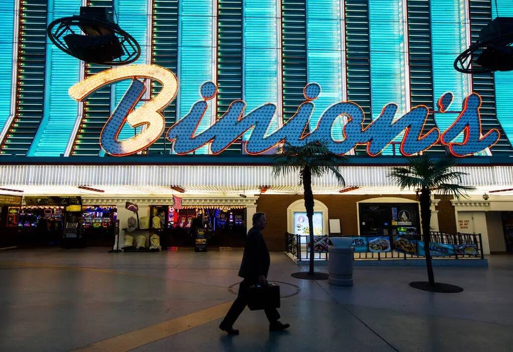 Un hombre pasa por delante de Binion's en Fremont Street Experience, en el centro de Las Vegas, ...