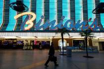 Un hombre pasa por delante de Binion's en Fremont Street Experience, en el centro de Las Vegas, ...