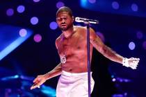 Usher se presenta durante el medio tiempo del Super Bowl 58, el domingo 11 de febrero de 2024, ...