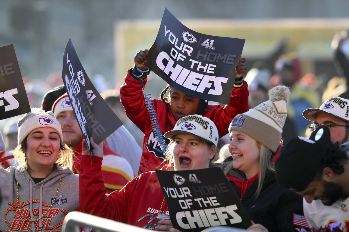 Fanáticos de los Kansas City Chiefs celebran durante un mitin por la victoria, en Kansas City, ...