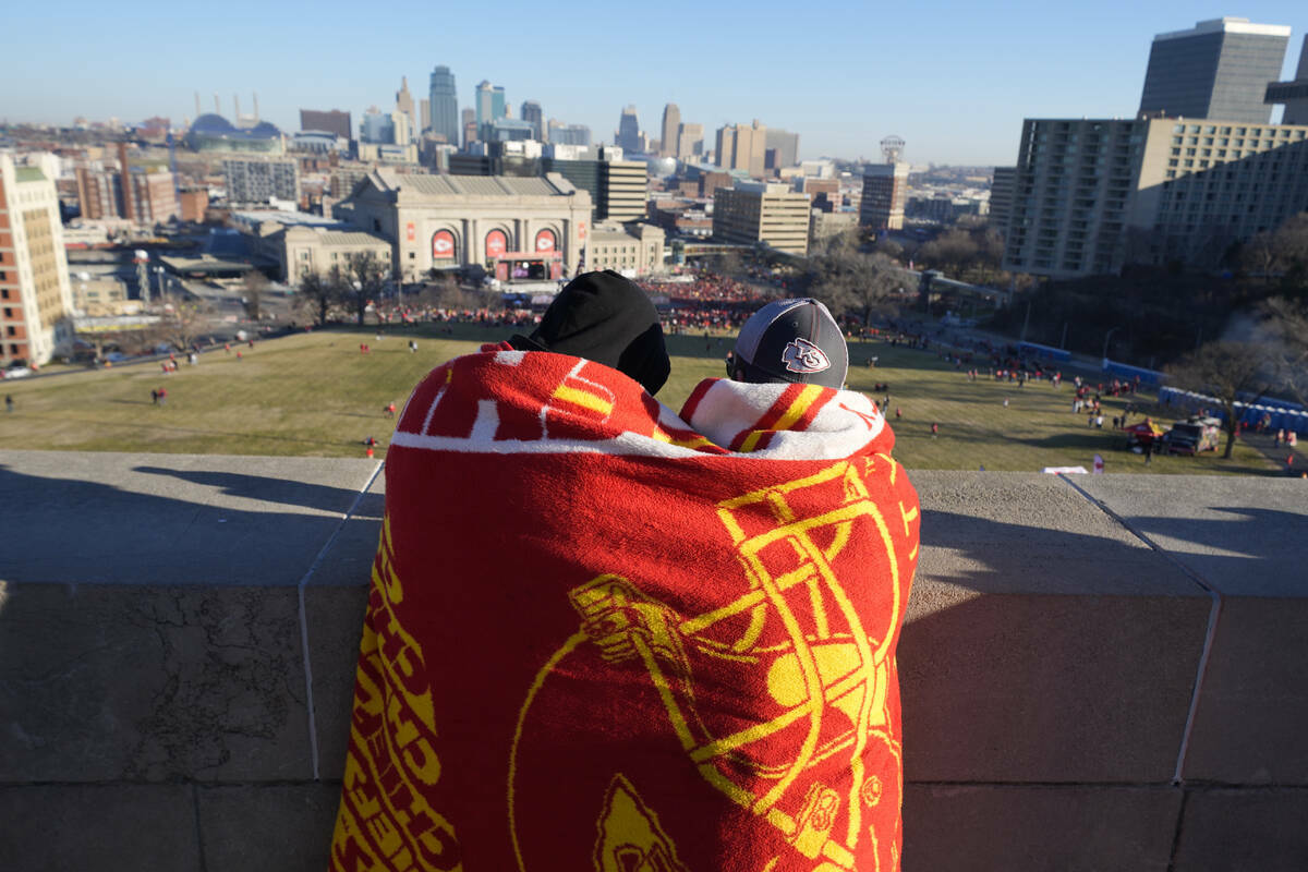 Fans esperan el desfile de la victoria de los Kansas City Chiefs, en Kansas City, Mo., el miér ...
