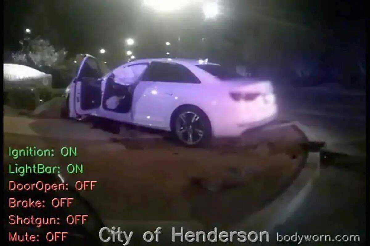 Captura de pantalla de la cámara corporal de la policía que muestra el Audi blanco de la agen ...
