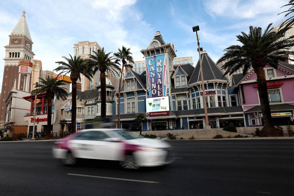 Un taxi pasa por delante del Casino Royale, el martes 16 de enero de 2024, en Las Vegas. (Ellen ...