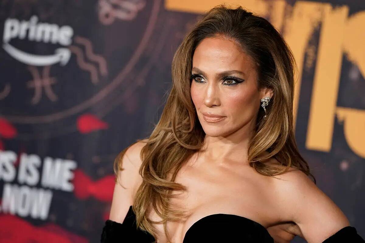 Jennifer Lopez llega al estreno de "This Is Me... Now: A Love Story", el martes 13 de febrero d ...