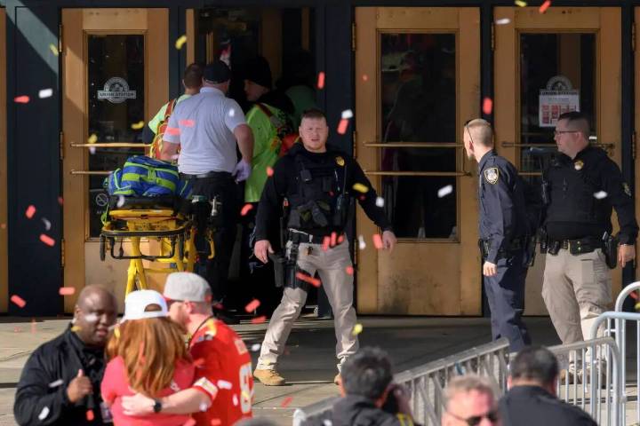 El personal de emergencia, a la izquierda, lleva una camilla a Union Station tras un tiroteo en ...