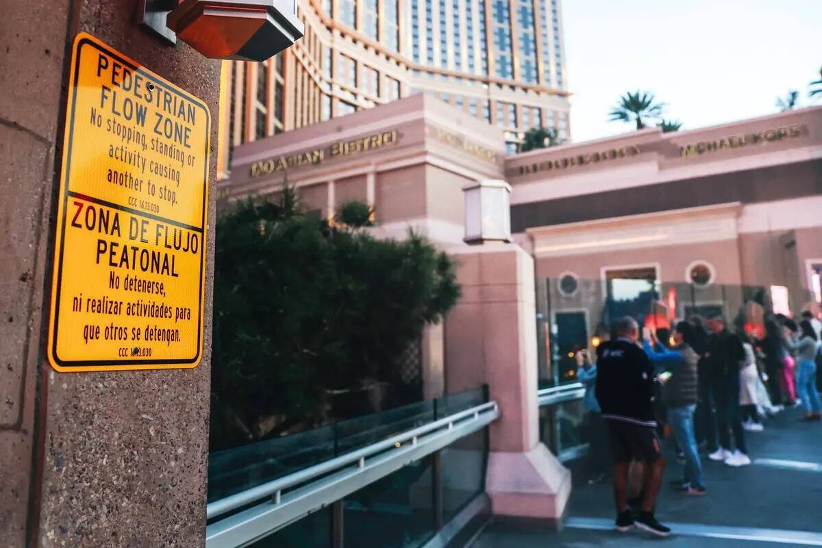 Un letrero notifica a la gente que no está permitido detenerse en los puentes peatonales (vier ...