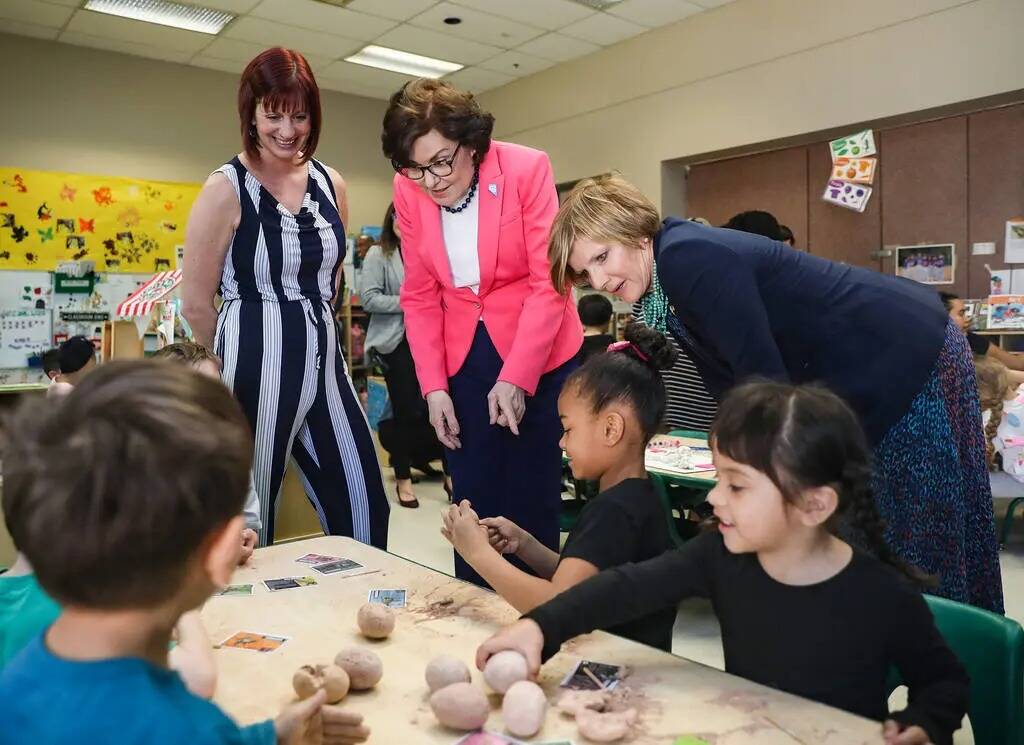 Brianna Barber, directora ejecutiva, a la izquierda, la senadora demócrata Jackie Rosen, en el ...