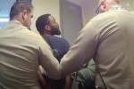 Video muestra al sospechoso del ataque a la jueza escupiéndole a un agente