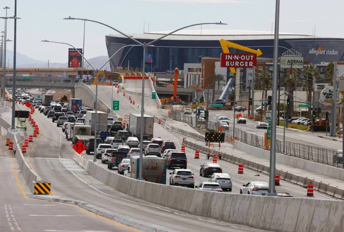 La construcción está en marcha en el puente Tropicana sobre la Interestatal 15, como parte de ...