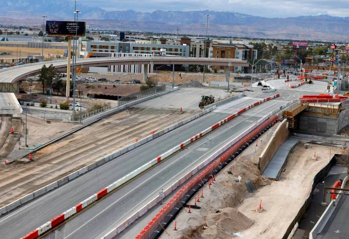 La construcción está en marcha en el puente Tropicana sobre la Interestatal 15, como parte de ...