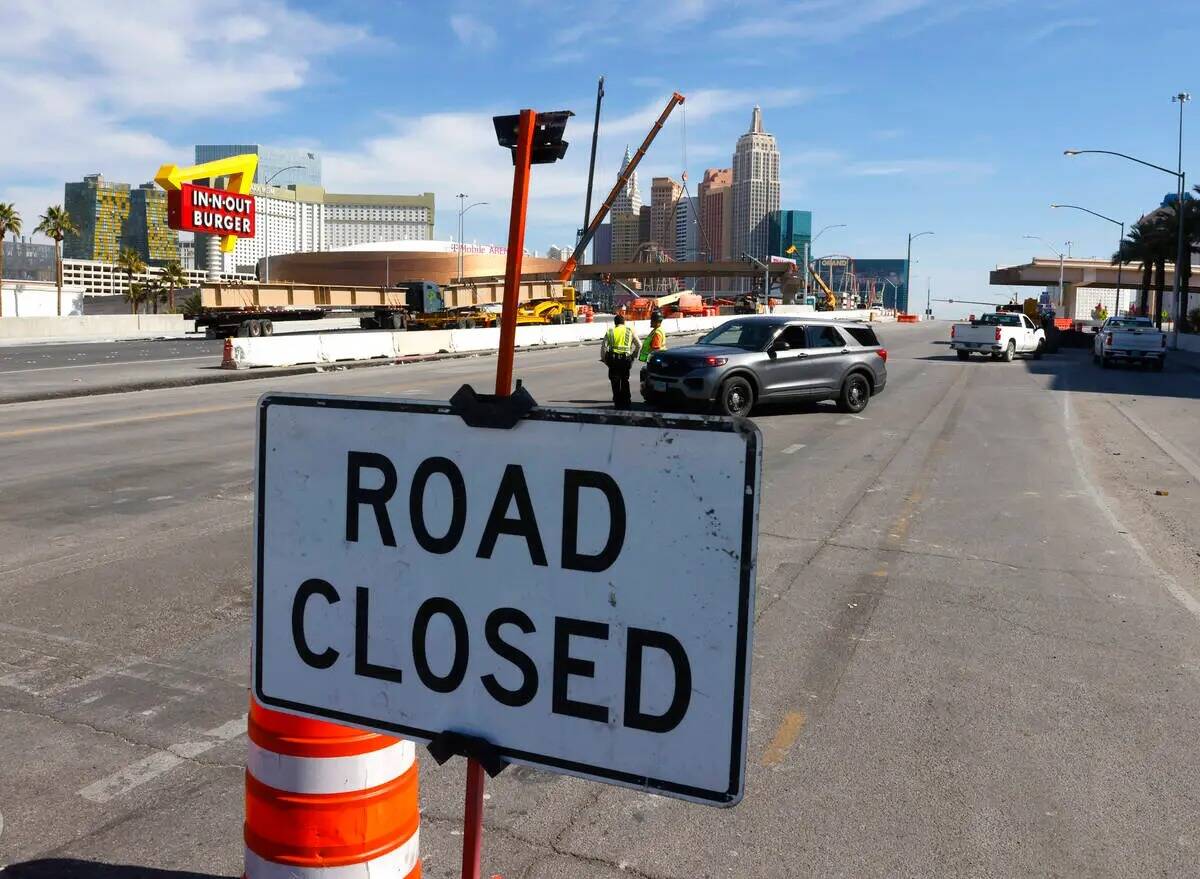 Una señal de cierre de carretera se muestra mientras la construcción está en marcha en la In ...