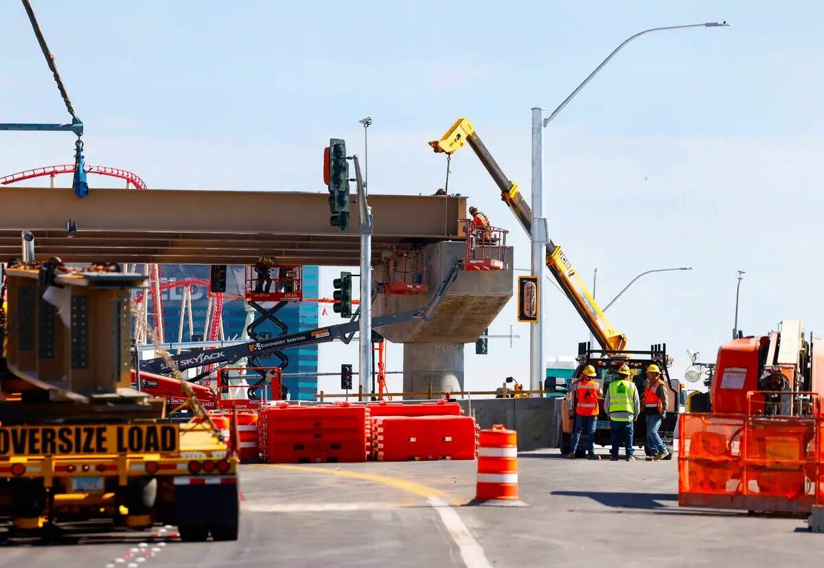 La construcción está en marcha para conectar la rampa de salida de Tropicana Avenue en la Int ...