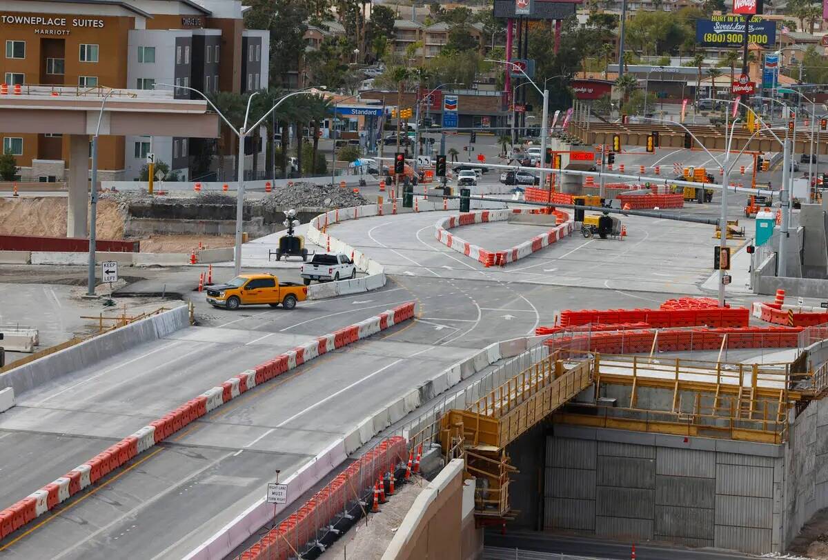 La construcción está en marcha en el puente Tropicana sobre la Interestatal 15, como parte de ...