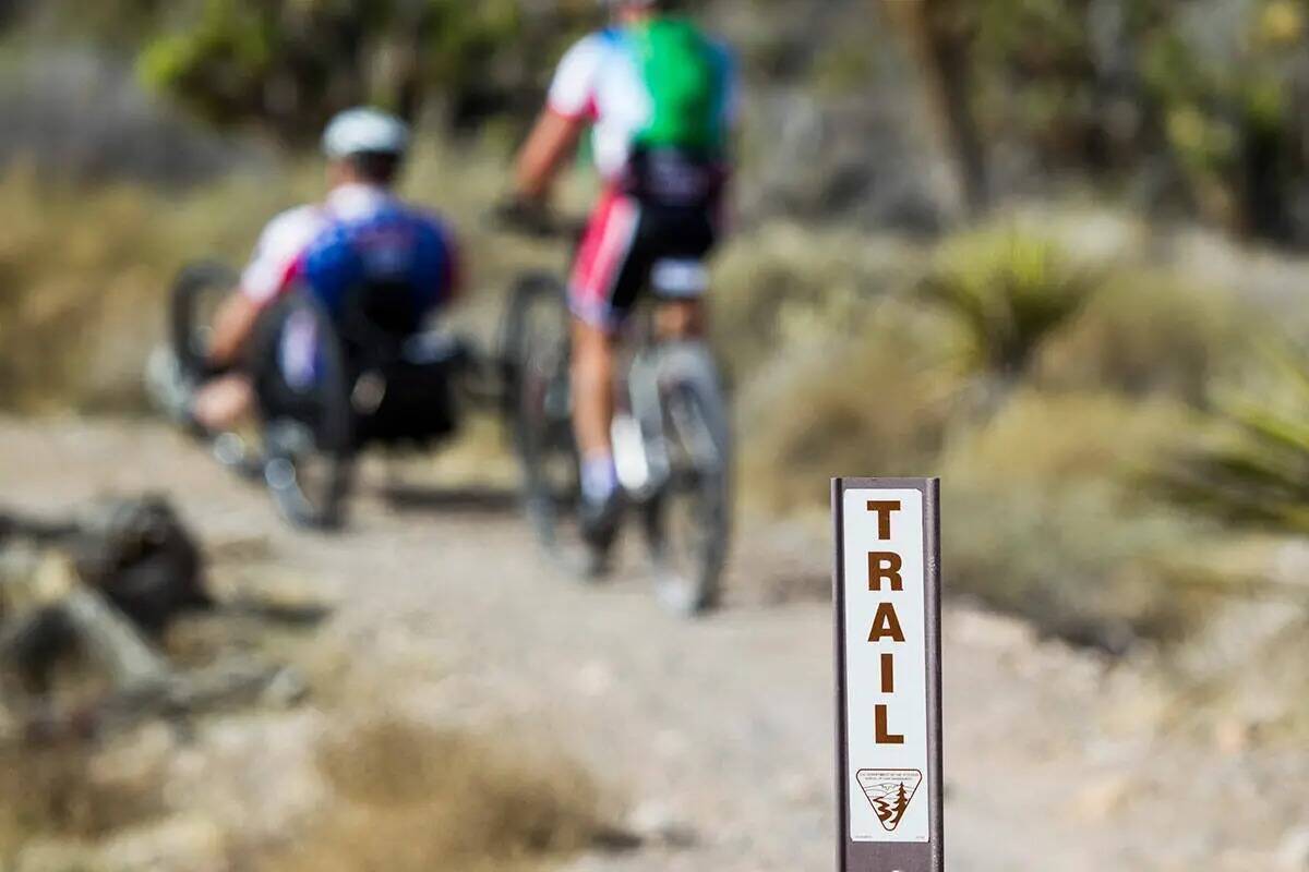 Ciclistas recorren el sendero Late Night Trailhead en Red Rock Canyon en 2015. (Las Vegas Revie ...